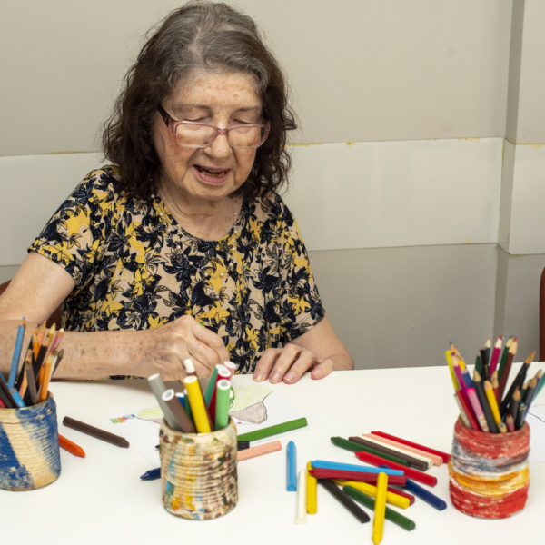 Senhora residente no Residencial Bem Estar fazendo arteterapia